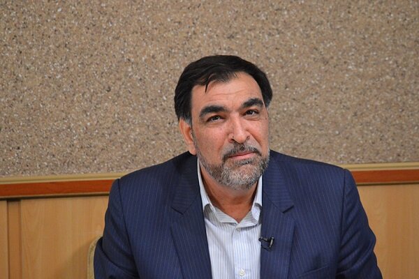 تصویری از عادل آذر