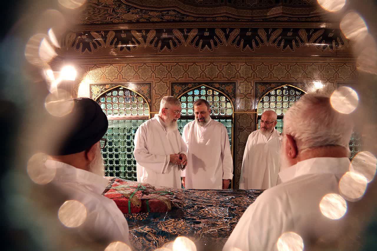 تصویری از آیت الله سید ابراهیم رئیسی و همراهان