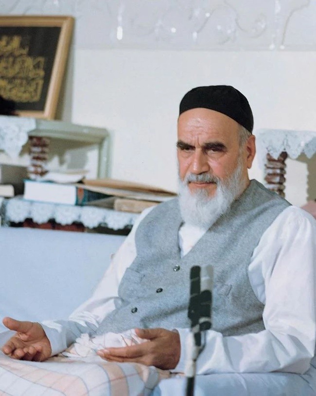 تصویری از سید‌روح‌الله‌خمینی(ره) 🖤رهبر کبیر انقلاب اسلامی🖤 🥀یادبودمجازی دبیرستان هیئت‌‌امنایی متوسطه‌‌اول اندیشه‌سبز🥀